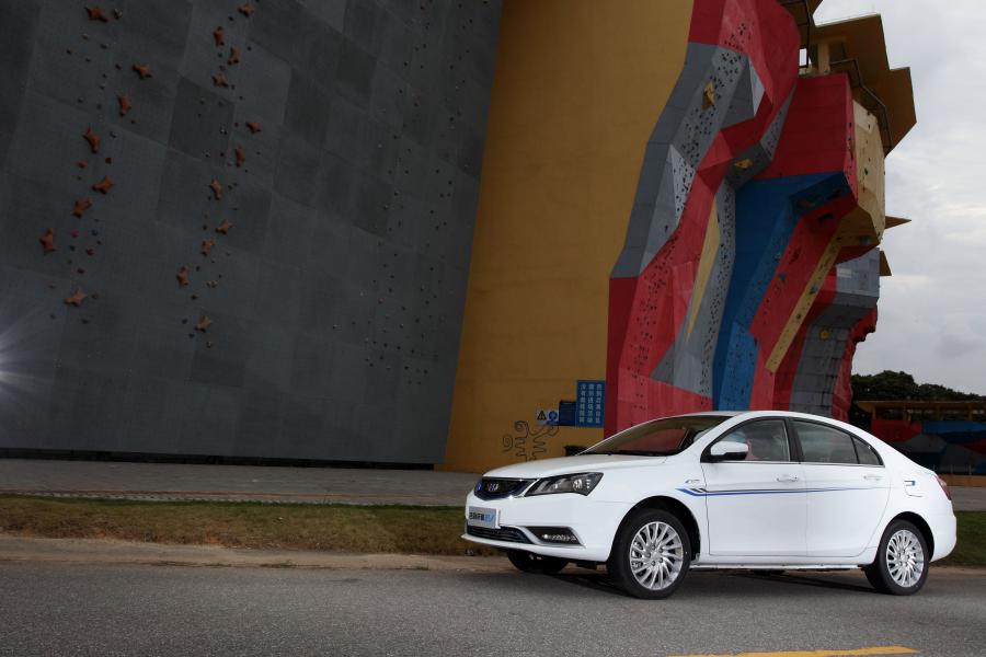  Geely Emgrand EV 2015 года  (фото 13 из 30)